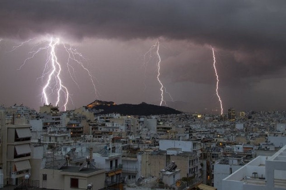 Καιρός: 27.000 κεραυνοί από το πρωί, μεγάλα ύψη βροχής και 38℃ στα Χανιά