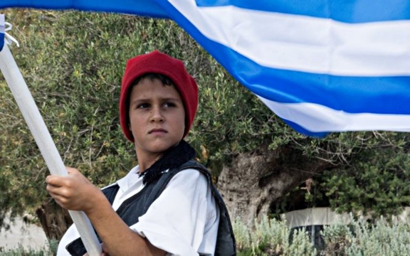 Μόνος θα κάνει παρέλαση και φέτος ο μικρός Χρήστος στους Αρκιούς (pic/vid)