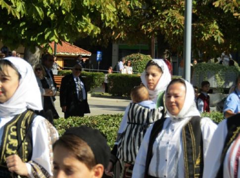 Τρίκαλα: Μητέρα έκανε παρέλαση με το μάρσιπο και το μωρό στην αγκαλιά