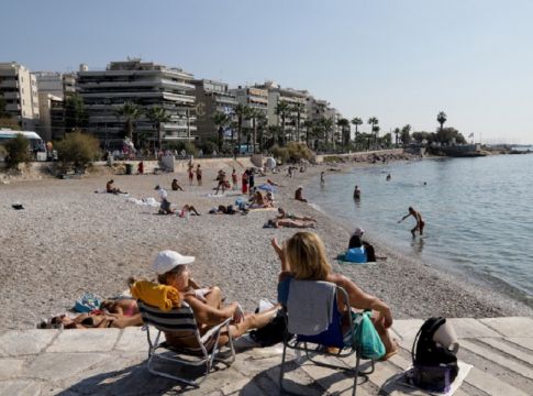 Παρέλαση: Βόλτα και βουτιές στην παραλία του Φαλήρου μετά τους εορτασμούς