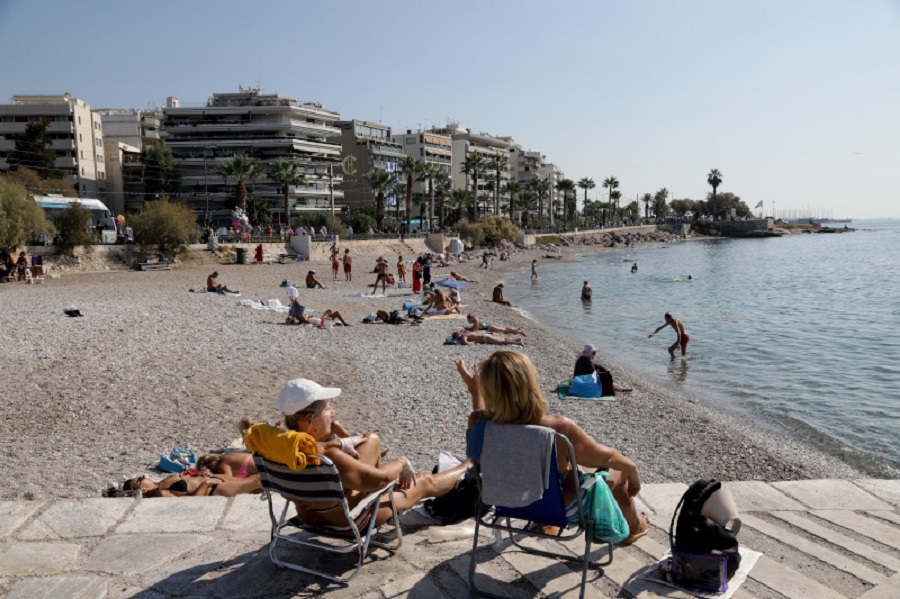 Παρέλαση: Βόλτα και βουτιές στην παραλία του Φαλήρου μετά τους εορτασμούς