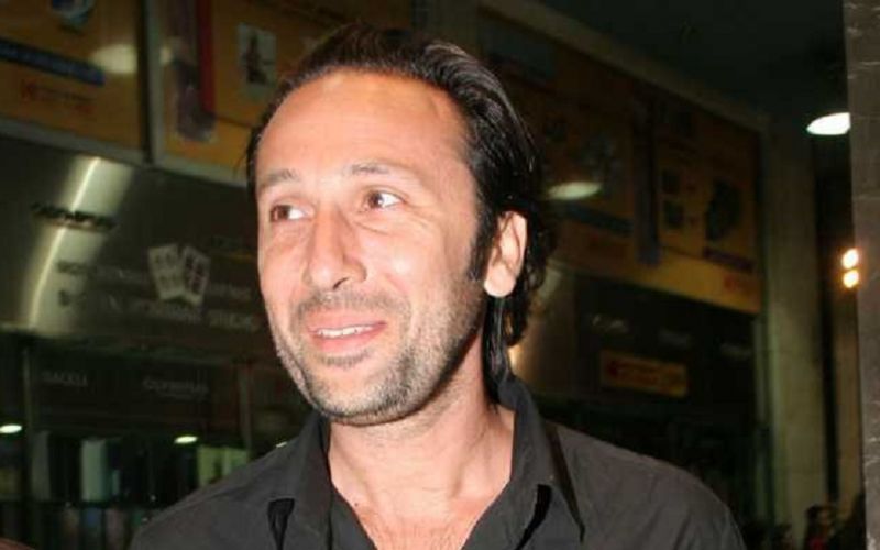 Χαραλαμπίδης : Μπήκαν κουκουλοφόροι εν ώρα παράστασης και μου είπαν «Ηρθαμε να σε κρεμάσουμε»