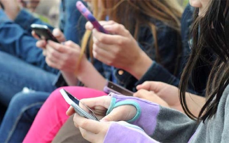 Η υπερβολική χρήση ηλεκτρονικών συσκευών βλάπτει την υγεία των εφήβων