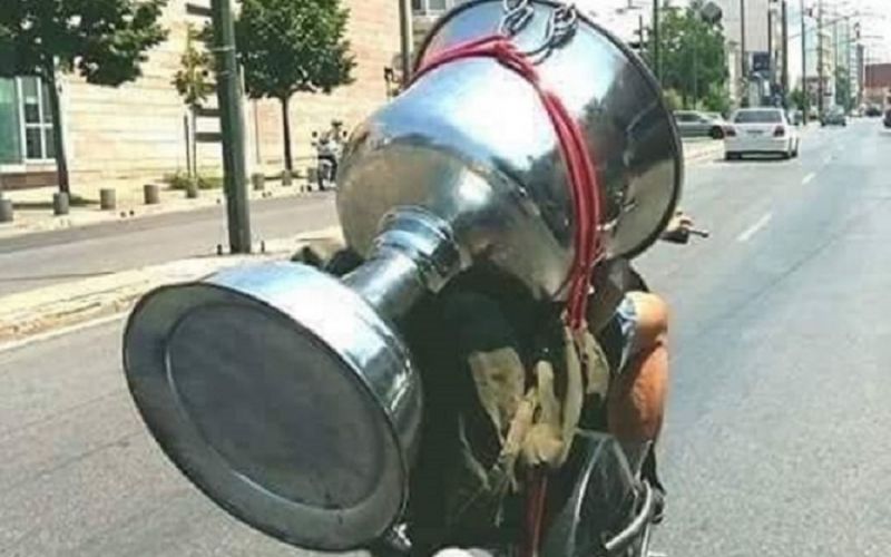 Δεν υπάρχει: Μεταφέρει κολυμπήθρα με τη βέσπα, στους δρόμους της Αθήνας (pics)