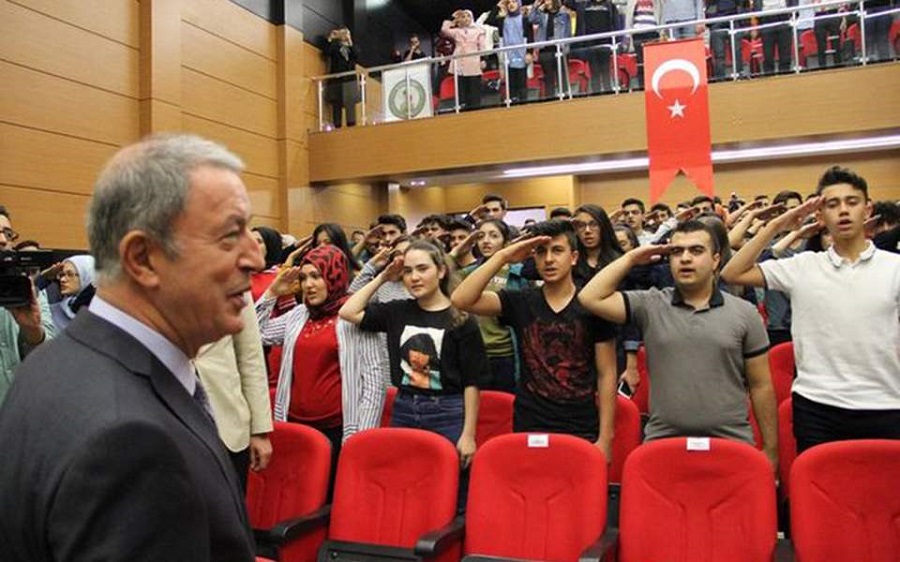 Τουρκία: Στρατιωτικός χαιρετισμός μαθητών στον Ακάρ