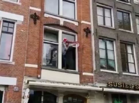 Φίλοι της Τσέλσι πετούν μπύρες σε εκδηλωτικό fun του Άγιαξ (pics)