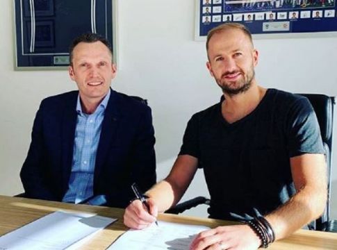 Υπέγραψε στη Μέλμπουρν Βίκτορι ο Μπάσα (pic)