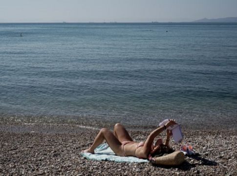 Η καλοκαιρία έστειλε τους Αθηναίους στις παραλίες