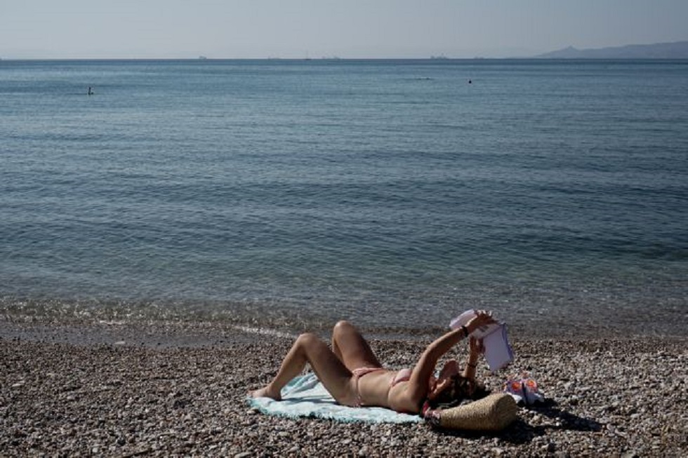 Η καλοκαιρία έστειλε τους Αθηναίους στις παραλίες
