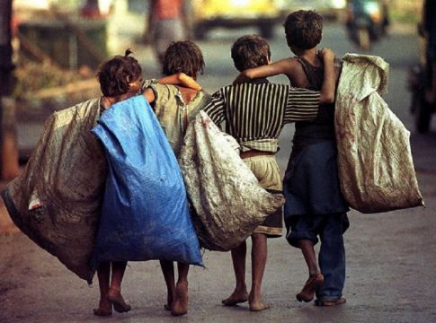 Στοιχεία σοκ: 749 παιδιά ζούνε και εργάζονται στους δρόμους της Θεσσαλονίκης