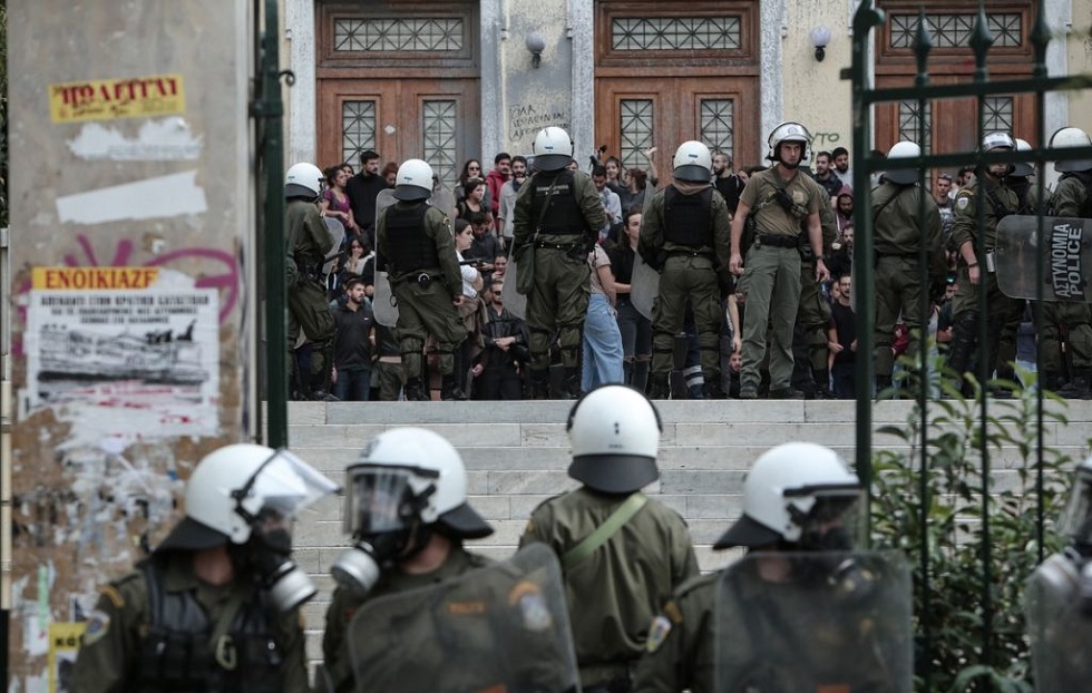 ΑΣΟΕΕ: Σφοδρή πολιτική αντιπαράθεση για την εισβολή της Αστυνομίας