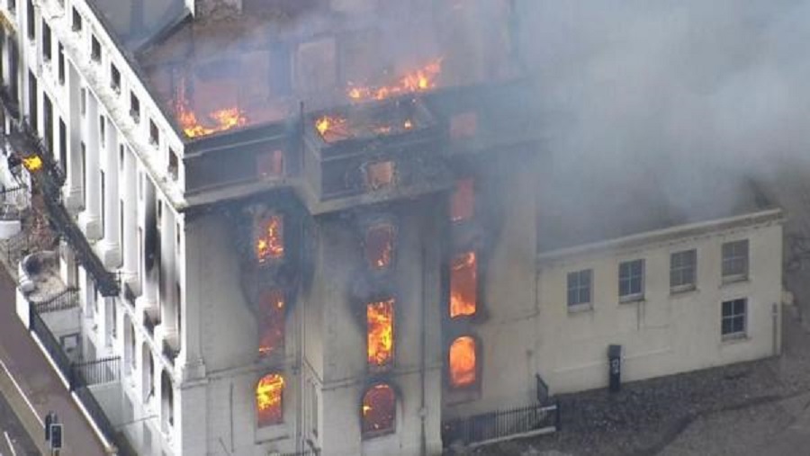 Μεγάλη πυρκαγιά κατέστρεψε ξενοδοχείο στην Βρετανία (pics &vids)