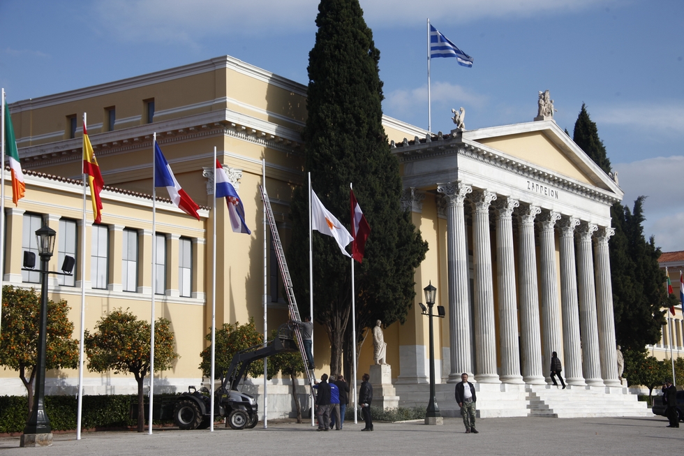 Το «μπράβο» και η «κίτρινη κάρτα» της Κομισιόν