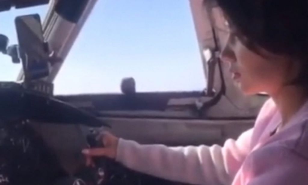 Βίντεο: 20χρονη πιλοτάρει αεροπλάνο που μετέφερε 50 άτομα