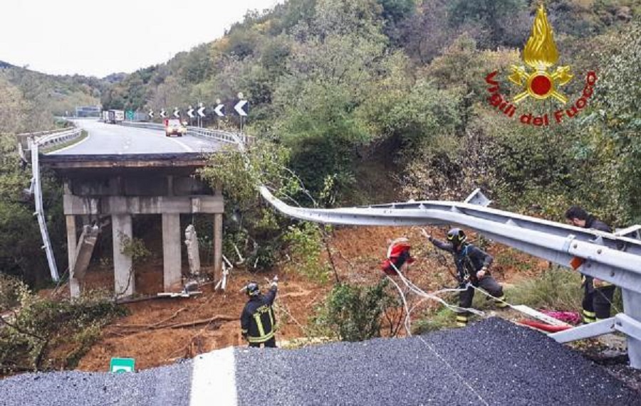 Πλήττεται η Ιταλία από την κακοκαιρία – Κατέρρευσε γέφυρα