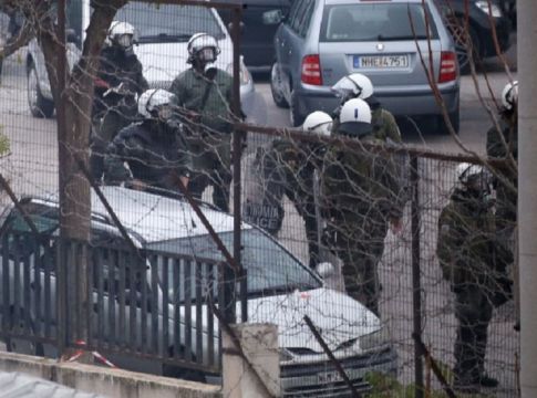 Ξύλο μεταξύ οπαδών του Άρη και ΜΑΤ έξω από το Αλεξάνδρειο (vid)