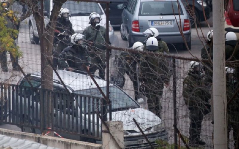 Ξύλο μεταξύ οπαδών του Άρη και ΜΑΤ έξω από το Αλεξάνδρειο (vid)