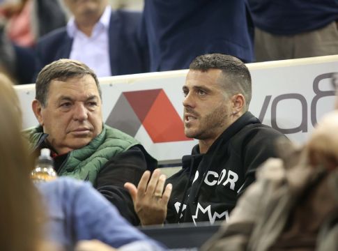 Ο Βιεϊρίνια παρακολουθεί το ντέρμπι ΠΑΟΚ- Ολυμπιακός (pic)