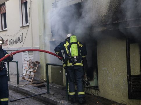 Βίντεο ντοκουμέντο από τη φωτιά στην Κυψέλη – Σπάνε την πόρτα για να σώσουν ανθρώπους