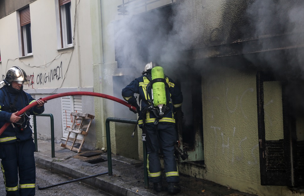 Βίντεο ντοκουμέντο από τη φωτιά στην Κυψέλη – Σπάνε την πόρτα για να σώσουν ανθρώπους