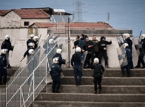 Τρίκαλα – Αιγάλεω: Σοβαρά επεισόδια μεταξύ οπαδών των φιλοξενούμενων και των ΜΑΤ (vids)