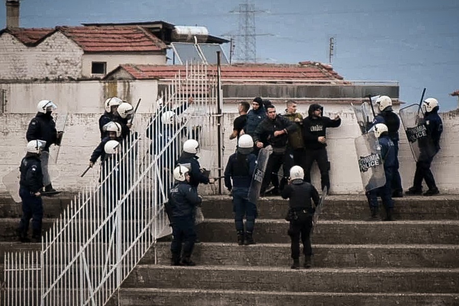 Τρίκαλα – Αιγάλεω: Σοβαρά επεισόδια μεταξύ οπαδών των φιλοξενούμενων και των ΜΑΤ (vids)