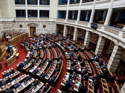 Βουλή: Προς συζήτηση η ποινική ευθύνη υπουργών και η ψήφος των απόδημων
