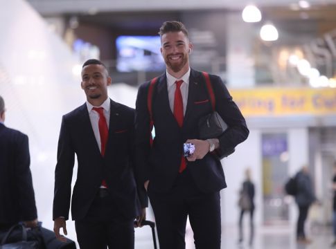 Στιγμές από την αναχώρηση του Ολυμπιακού για Λονδίνο (pics)