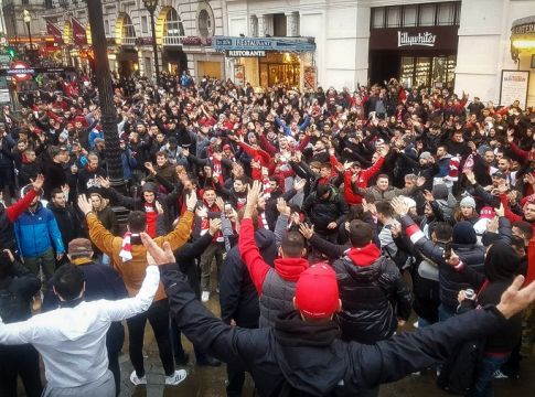 Παράνοια: Το Λονδίνο έγινε… ερυθρόλευκο! (vid)