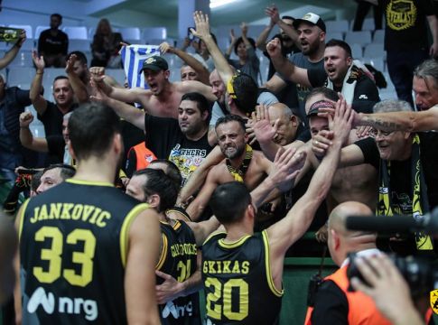 ΑΕΚ: Παίκτες και οπαδοί πανηγύρισαν μαζί (pics)