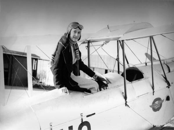 Google: Τιμά με doodle την πρώτη γυναίκα πιλότο