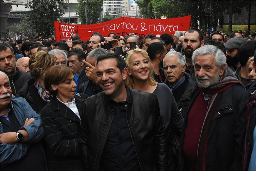 «Γλέντι» στα social media για την παρουσία του Αλέξη Τσίπρα στην πορεία του Πολυτεχνείου (pics)