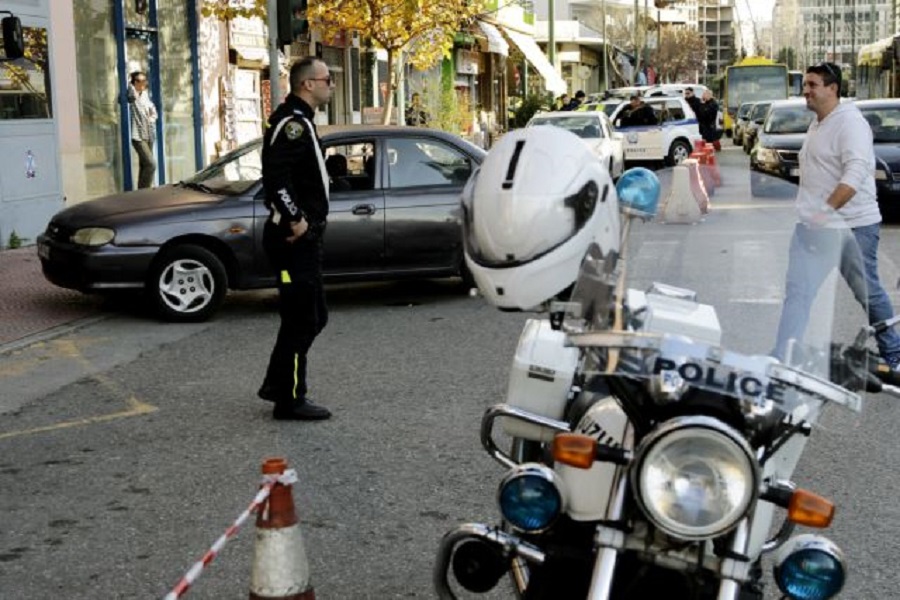 Κινηματογραφική καταδίωξη μετά από επίθεση στα γραφεία της Χρυσής Αυγής – Δύο τραυματίες αστυνομικοί