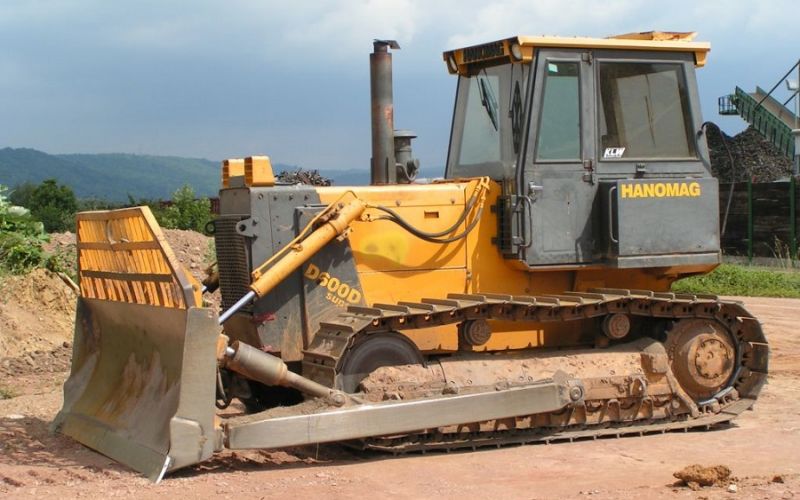 Ανεπανάληπτο βίντεο: Σταματάει με τα… χέρια μπουλντόζα που θα κατεδάφιζε το χωριό της!