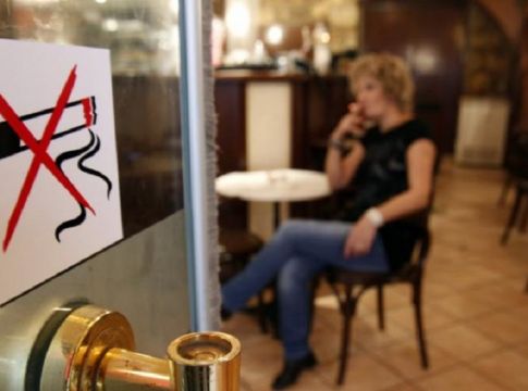 Καπνίζουν; Σε αυτό τον αριθμό καρφώστε τους