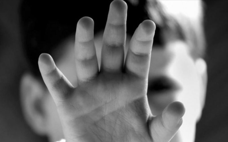 Φρίκη: Νέα υπόθεση ασέλγειας από ιερέα σε ανήλικη – Οργισμένο το νησί