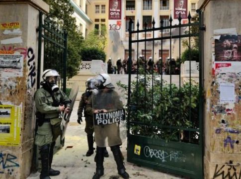 Επικίνδυνα «παιχνίδια» με το άσυλο μετά την έφοδο της ΕΛ.ΑΣ. στο Οικονομικό πανεπιστήμιο