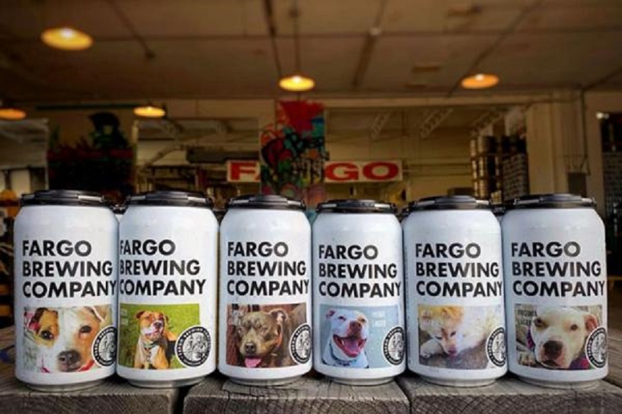 Μπύρα βάζει logo με αδέσποτα σκυλάκια