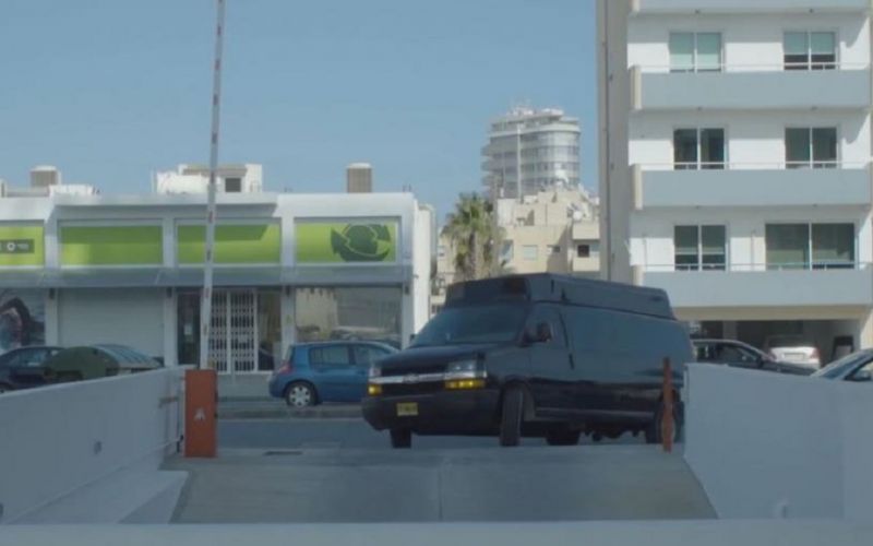 Κατασκοπευτικό θρίλερ με μαύρο βαν που έκανε παρακολουθήσεις