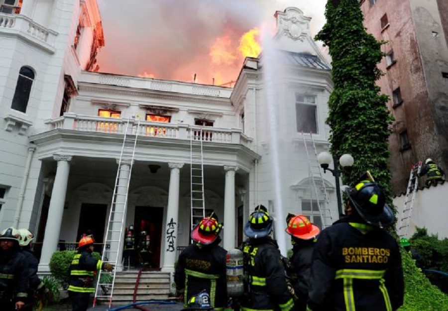 Βίαια επεισόδια στη Χιλή: Πυρπόλησαν πανεπιστήμιο στο Σαντιάγο