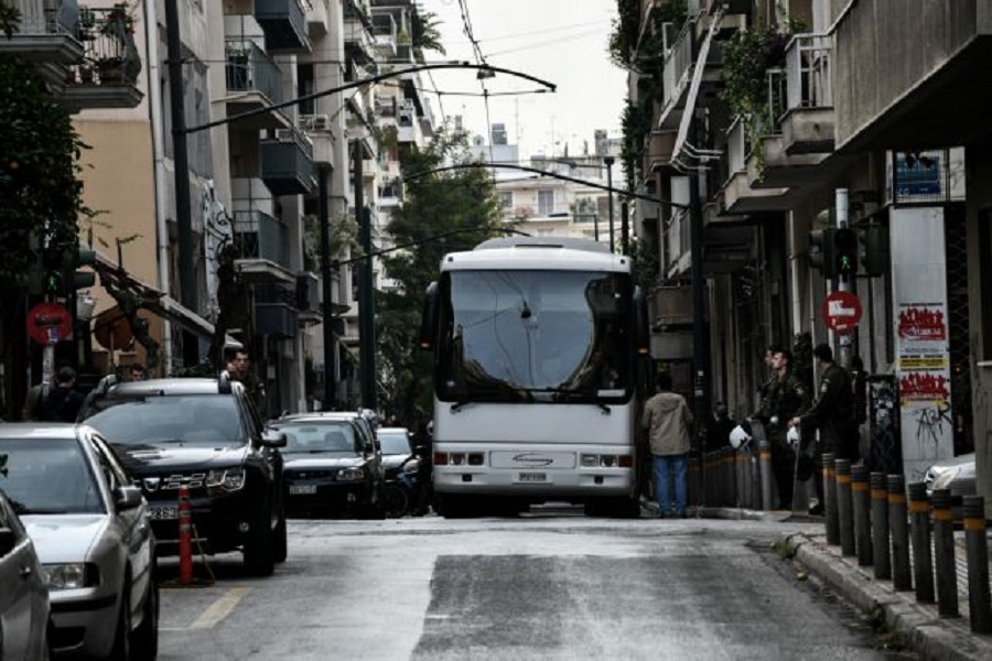 Εξάρχεια : Δύο προσαγωγές από την εκκένωση κτιρίου- Απομακρύνθηκαν 100 άτομα