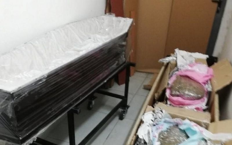 Άνοιξαν το φέρετρο σε γραφείο τελετών στον Πειραιά και η 37χρονη έμεινε άναυδη! (pics)