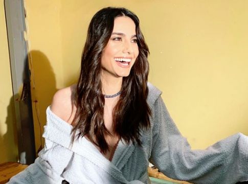«Κόλασε» το ντεκολτέ της Ηλιάνας Παπαγεωργίου (vid)