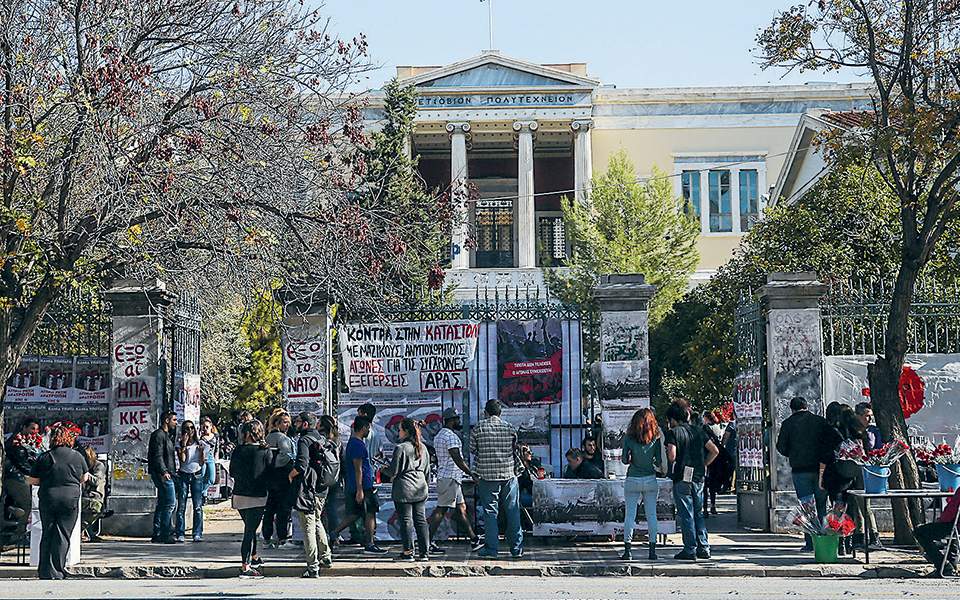 Έκλεισαν οι πύλες του Πολυτεχνείου – Επί ποδός 5000 αστυνομικοί