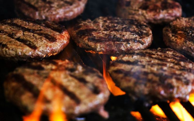 Ξέρεις τι θα γίνει αν βάλεις ένα παγάκι πάνω σε ένα μπιφτέκι που ψήνεται; (vid)