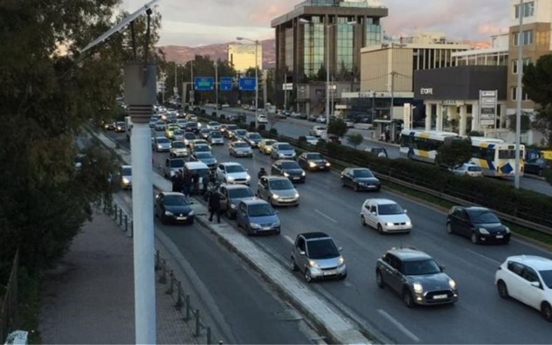 Έσπασε αγωγός ύδρευσης στην Κηφισίας – Διακοπή της κυκλοφορίας (pic)