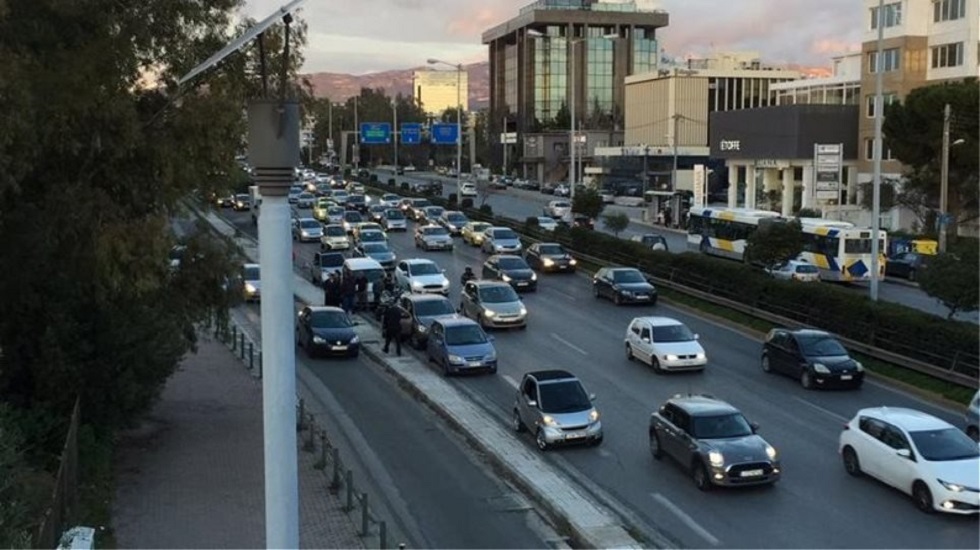 Έσπασε αγωγός ύδρευσης στην Κηφισίας – Διακοπή της κυκλοφορίας (pic)