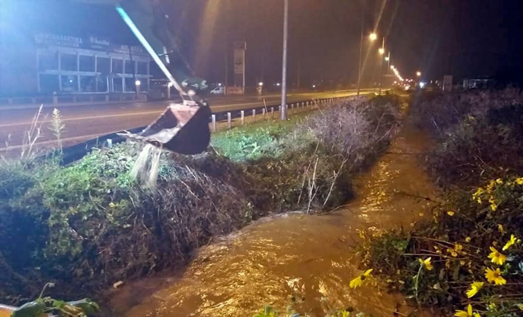 Πλημμύρες στην Καβάλα, επιχείρηση για δύο παιδιά