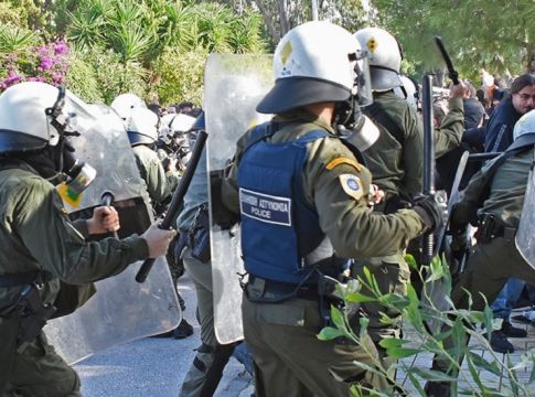 Επεισόδια μεταξύ φοιτητών και αστυνομικών στο Καβούρι (pics)