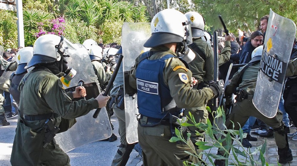 Επεισόδια μεταξύ φοιτητών και αστυνομικών στο Καβούρι (pics)